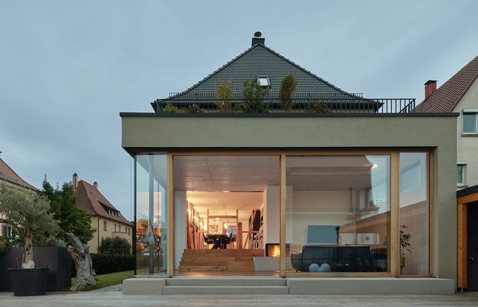Der Anbau an dem von Architekt Thilo Holzer umgestalteten Wohnhaus in Kirchheim unter Teck führt direkt in den Garten. Vorher-Nachher-Bilder finden sich in der Bildergalerie.<span class='image-autor'>Foto: Zooey Braun/holzerarchitekten.de</span>