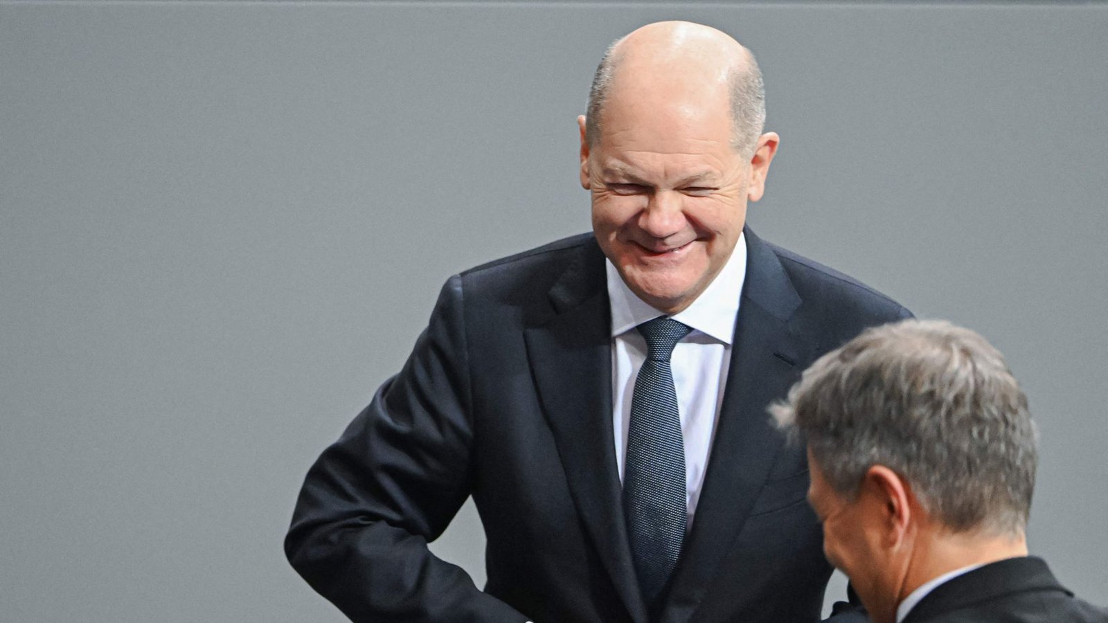 Das war’s: Bundeskanzler Olaf Scholz nach der Vertrauensfrage. Vor ihm steht Vize-Kanzler Robert Habeck.Foto: AFP/Ralf Hirschberger Das war’s: Bundeskanzler Olaf Scholz nach der Vertrauensfrage. Vor ihm steht Vize-Kanzler Robert Habeck.Foto: AFP/Ralf Hirschberger