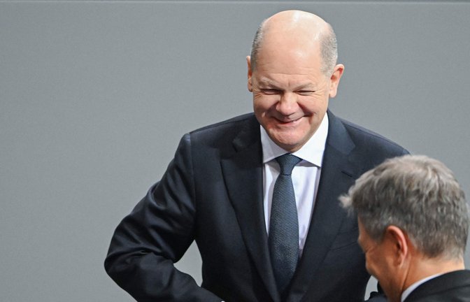 Das war’s: Bundeskanzler Olaf Scholz nach der Vertrauensfrage. Vor ihm steht  Vize-Kanzler Robert Habeck.<span class='image-autor'>Foto: AFP/Ralf Hirschberger</span>