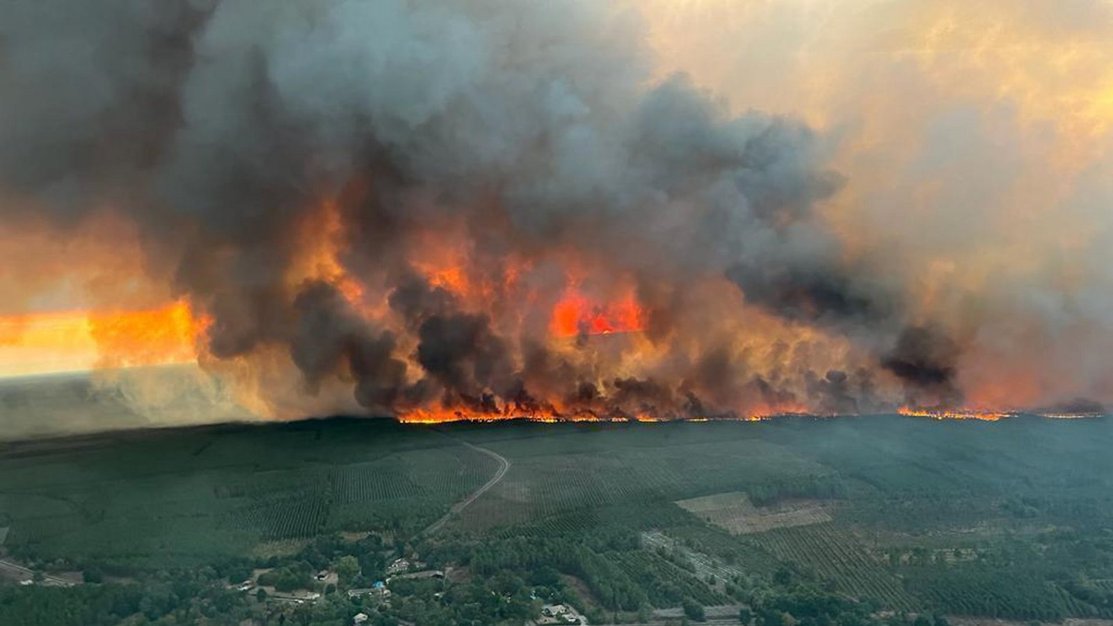 In Saint Magne, südlich von Bordeaux, steht der Wald in Flammen.Foto: dpa/Uncredited