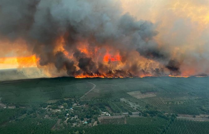 In Saint Magne, südlich von Bordeaux, steht der Wald in Flammen.<span class='image-autor'>Foto: dpa/Uncredited</span>