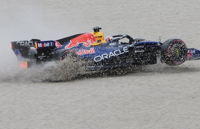 Mit dem Red Bull auf Abwegen: Max Verstappens Dienstwagen ist nicht titeltauglich<span class='image-autor'>Foto: Asanka Brendon Ratnayake/AP/dpa</span>