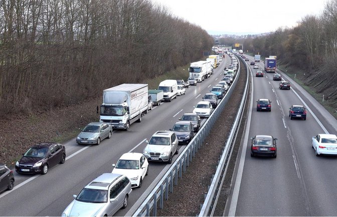 Staus nach Unfällen – wie i Bild – sind auf der B 27 keine Seltenheit.<span class='image-autor'>Foto: imago/www.7aktuell.de/Alexander Hald</span>