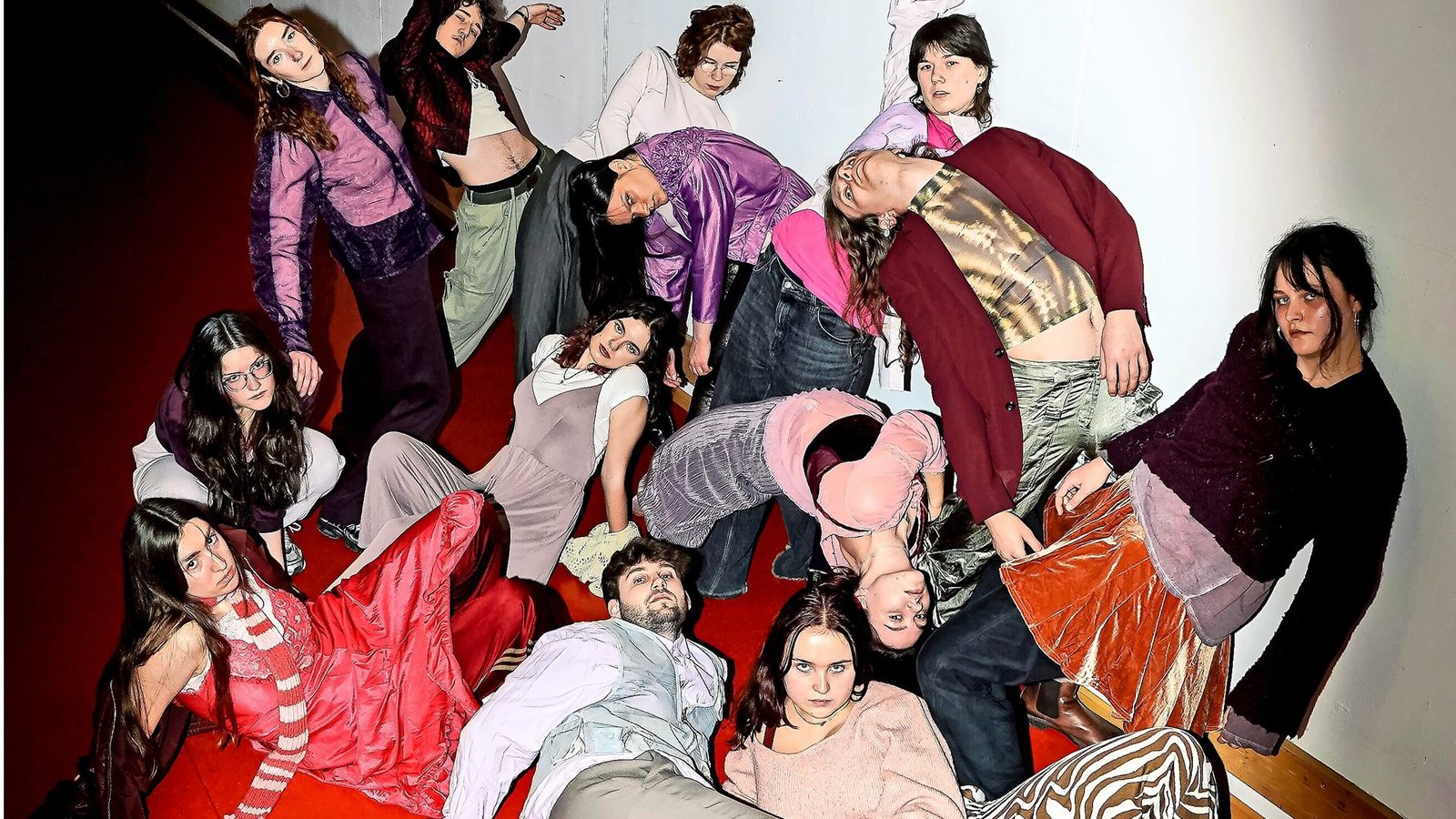 „Klarkommen“ heißt der Stück, das jetzt Premiere hatte. Doch klarkommen, zeigt das Ensemble, ist gar nicht so einfach.Foto: Join/Staatstheater
