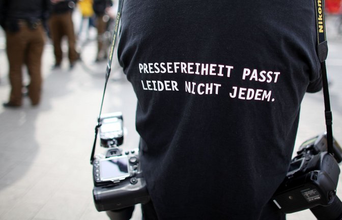 Bekenntnis zur Pressefreiheit auf dem T-Shirt eines Fotografen.<span class='image-autor'>Foto: dpa/Oliver Berg</span>