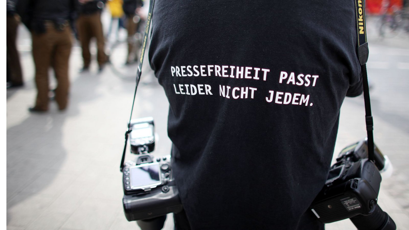 Bekenntnis zur Pressefreiheit auf dem T-Shirt eines Fotografen.Foto: dpa/Oliver Berg Bekenntnis zur Pressefreiheit auf dem T-Shirt eines Fotografen.Foto: dpa/Oliver Berg
