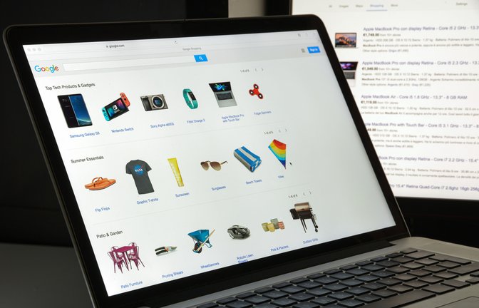 Bald soll man auf Google Kleidung mithilfe von KI virtuell anprobieren können.<span class='image-autor'>Foto: Casimiro PT / shutterstock.com</span>