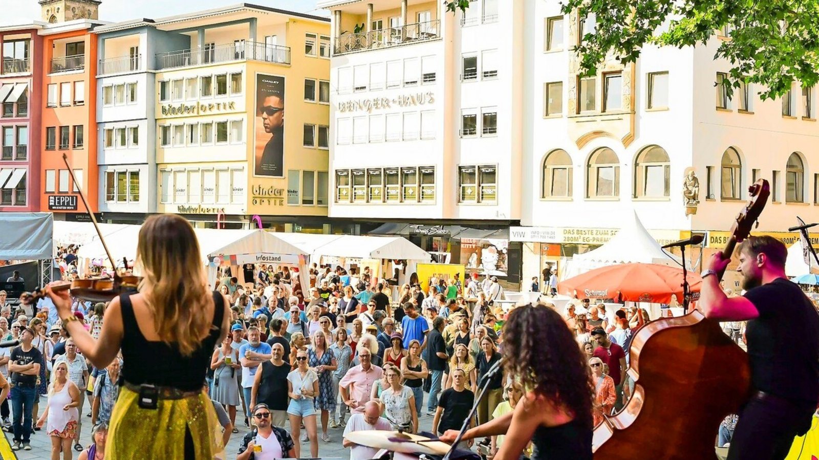 Die Band Baba Yaga aus Wien hat am Dienstag als erster von 15 Acts auf dem Marktplatz gespielt.Foto: Lichtgut/Max Kovalenko Die Band Baba Yaga aus Wien hat am Dienstag als erster von 15 Acts auf dem Marktplatz gespielt.Foto: Lichtgut/Max Kovalenko