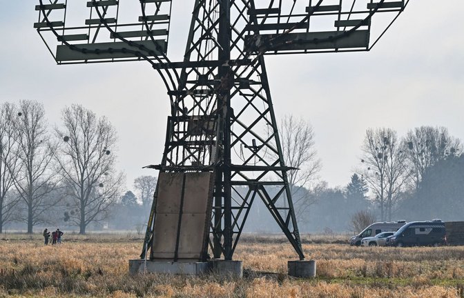 Mutmaßlich Linksextremisten haben einen Hochspannungsmast in Brandenburg in Brand gesetzt.<span class='image-autor'>Foto: dpa/Patrick Pleul</span>