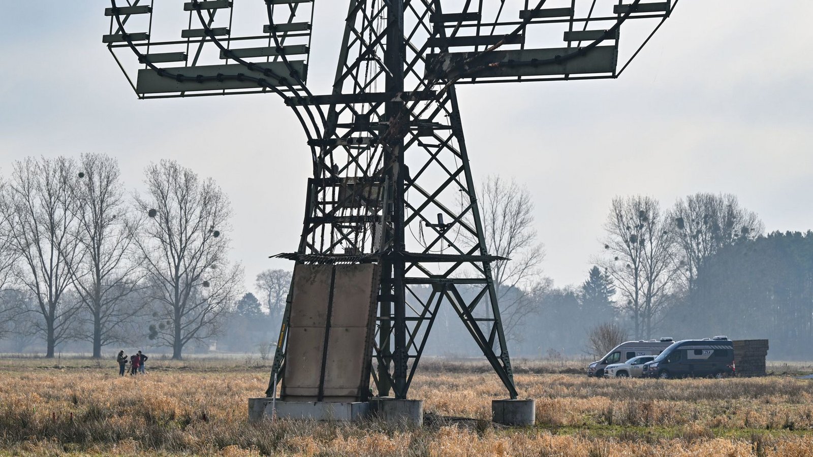 Mutmaßlich Linksextremisten haben einen Hochspannungsmast in Brandenburg in Brand gesetzt.Foto: dpa/Patrick Pleul