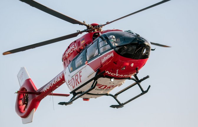 Der Mann wurde mit einem Rettungshubschrauber in eine Klinik geflogen, wo er jedoch später an seinen schweren Verletzungen starb. (Symbolbild)<span class='image-autor'>Foto: dpa/Felix Heyder</span>