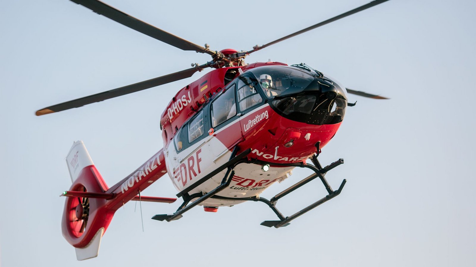 Der Mann wurde mit einem Rettungshubschrauber in eine Klinik geflogen, wo er jedoch später an seinen schweren Verletzungen starb. (Symbolbild)Foto: dpa/Felix Heyder Der Mann wurde mit einem Rettungshubschrauber in eine Klinik geflogen, wo er jedoch später an seinen schweren Verletzungen starb. (Symbolbild)Foto: dpa/Felix Heyder
