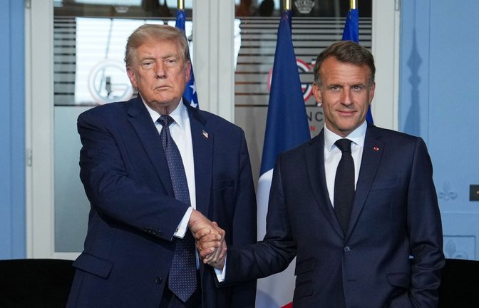 Donald Trump , Präsident der USA, und Emmanuel Macron, Präsident von Frankreich, reichen sich die Hände vor einem  Gespräch am Rande eines G7 Gipfels.<span class='image-autor'>Foto: Julia Demaree Nikhinson/AP/dpa/Julia Demaree Nikhinson</span>