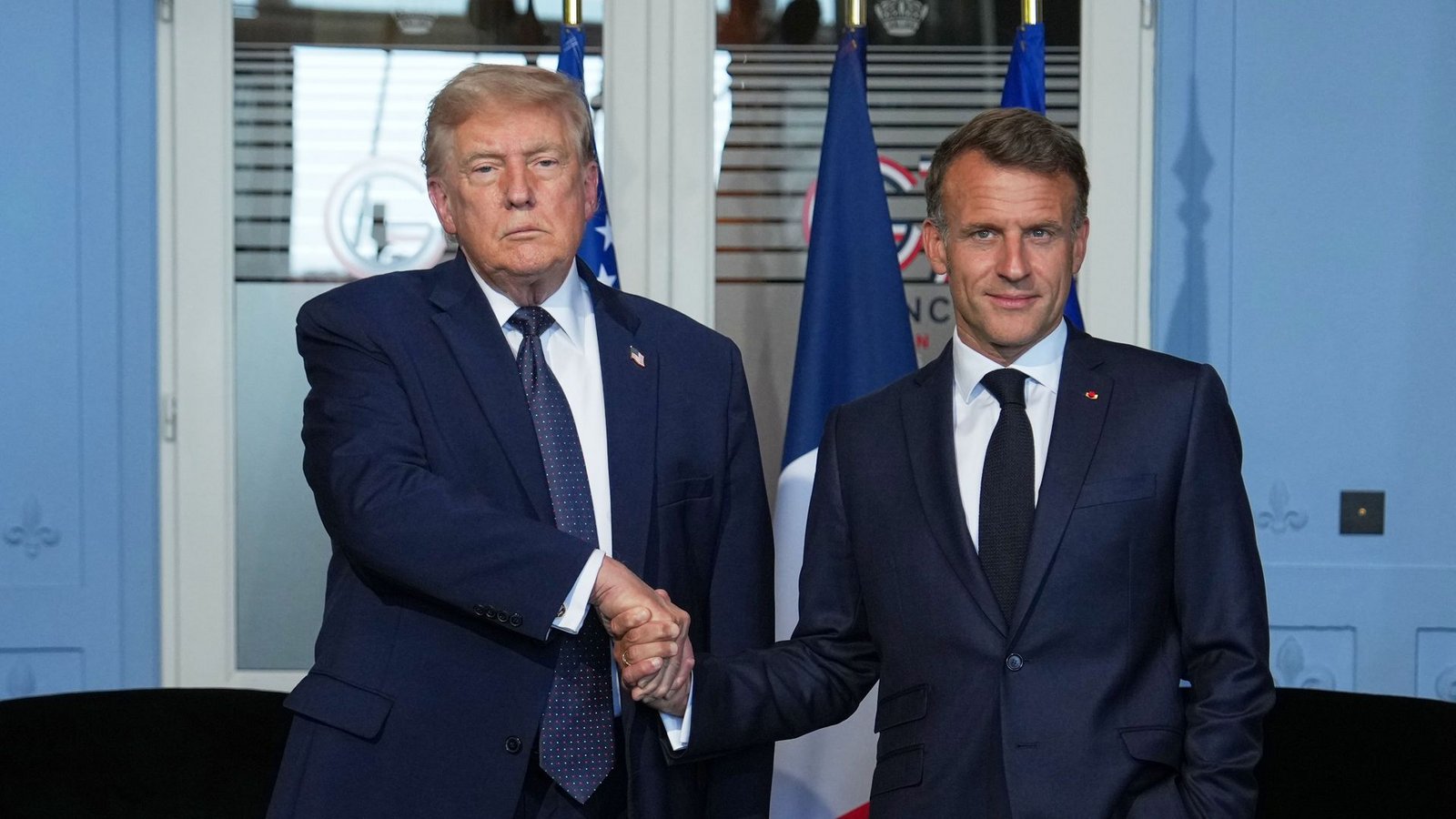 Donald Trump , Präsident der USA, und Emmanuel Macron, Präsident von Frankreich, reichen sich die Hände vor einem  Gespräch am Rande eines G7 Gipfels.Foto: Julia Demaree Nikhinson/AP/dpa/Julia Demaree Nikhinson