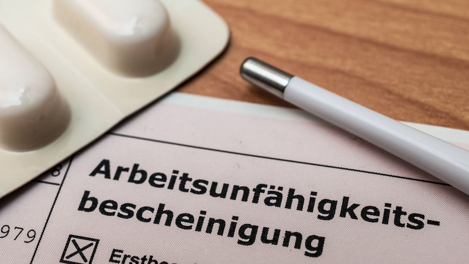 Was viele nicht wissen: Die Krankschreibung stellt kein Arbeitsverbot dar.Foto: IMAGO/Zoonar/stockfotos-mg Was viele nicht wissen: Die Krankschreibung stellt kein Arbeitsverbot dar.Foto: IMAGO/Zoonar/stockfotos-mg