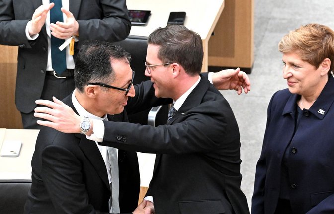 Manuel Hagel (CDU, Mitte) gratuliert Cem Özdemir (links) zur Wahl zum Ministerpräsidenten. Rechts ist die neue Verkehrsministerin Nicole Razavi (CDU) zu sehen.<span class='image-autor'>Foto: Bernd Weißbrod/dpa</span>