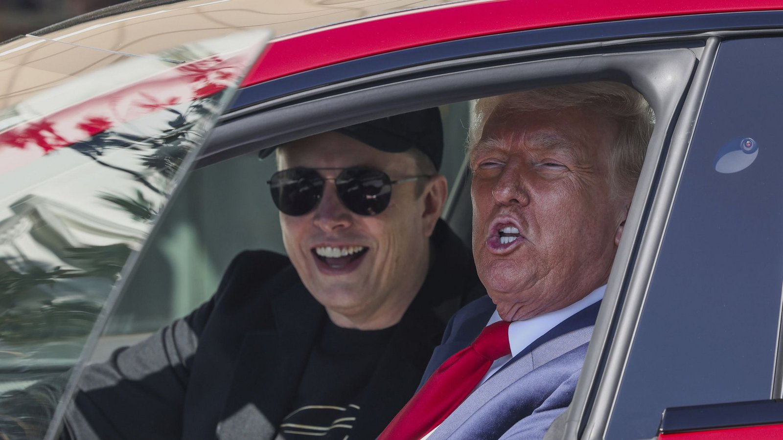 Der Präsident und sein Sponsor: Donald Trump  mit Beifahrer Elon Musk (links).Foto: dpa