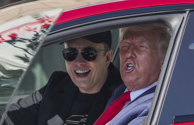 Der Präsident und sein Sponsor: Donald Trump  mit Beifahrer Elon Musk (links).<span class='image-autor'>Foto: dpa</span>