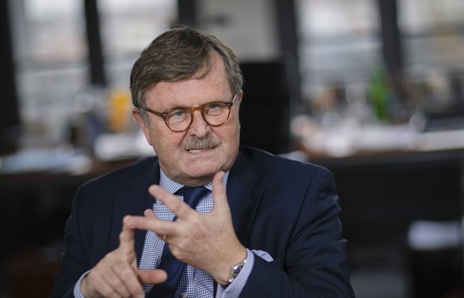Frank Ulrich Montgomery fordert, weiterhin freiwillig eine Maske zu tragen, wo viele Menschen zusammen kommen.<span class='image-autor'>Foto: imago images/photothek/Thomas Trutschel</span>