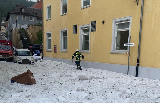 Mitten im Sommer stapft ein Feuerwehrmann durch tiefen Schnee.<span class='image-autor'>Foto: Feuerwehr Sipplingen</span>