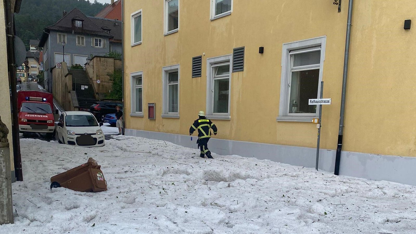 Mitten im Sommer stapft ein Feuerwehrmann durch tiefen Schnee.Foto: Feuerwehr Sipplingen Mitten im Sommer stapft ein Feuerwehrmann durch tiefen Schnee.Foto: Feuerwehr Sipplingen