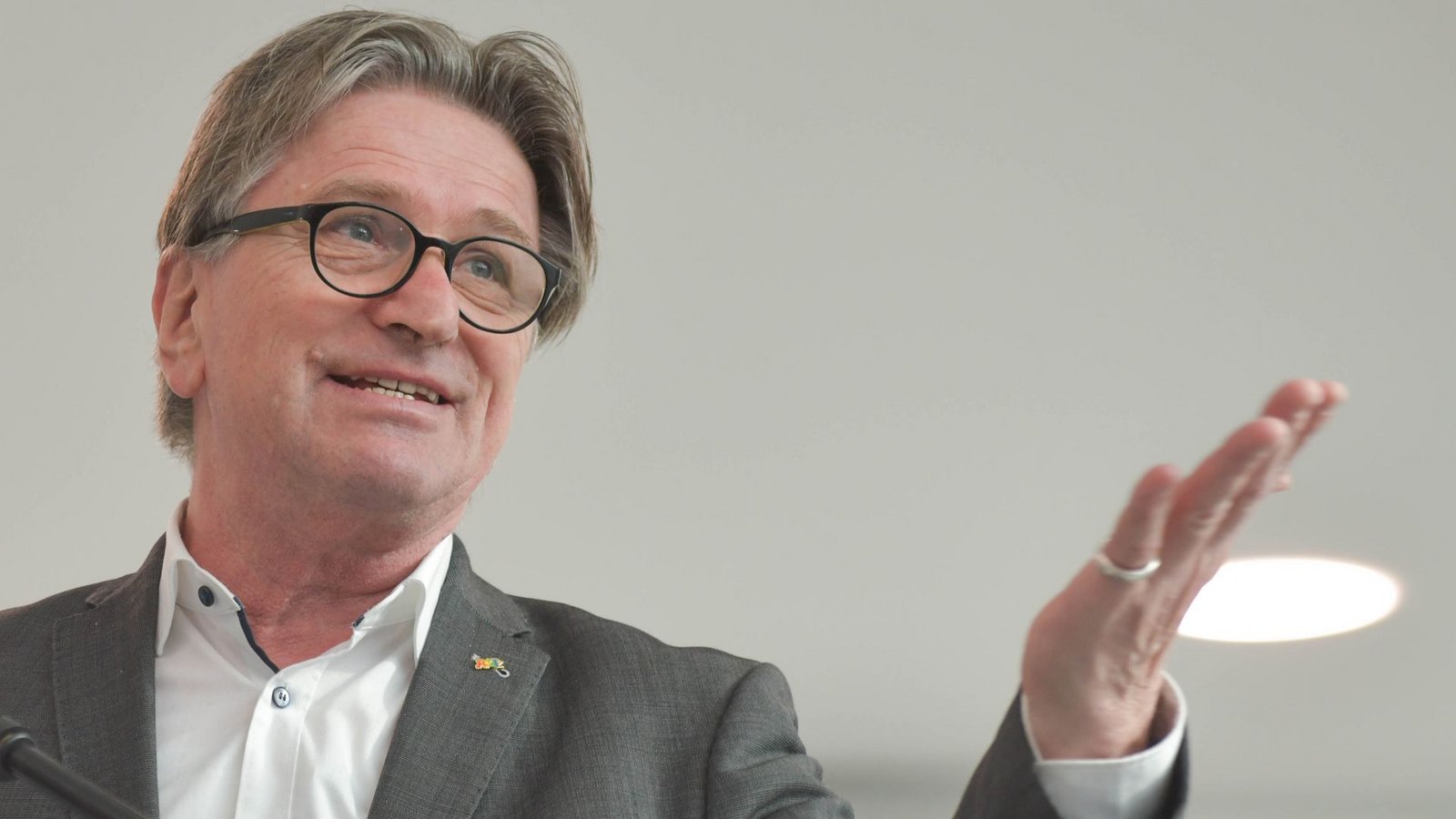 Sozialminister Manfred Lucha (Grüne) bedauert die Mängel, sieht aber keinen Anlass, vom geplanten Weg zur Pflegekammer abzuweichen.Foto: LICHTGUT/Max Kovalenko