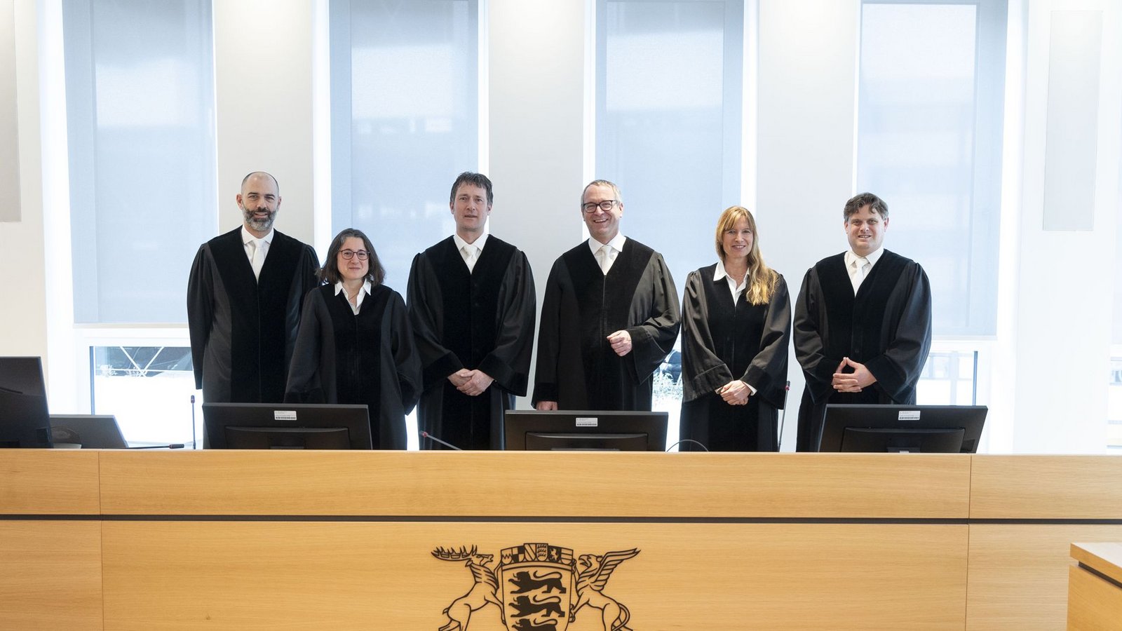 Die beiden Richterinnen und vier Richter des 24. Zivilsenats, die auch im sogenannten Dieselverfahren entscheiden (von rechts): Jan Spoenle, Maximiliane Kimmerle, Johannes Munding, Vorsitzender Thilo Rebmann, Claudia Schubert und Andreas BauerFoto: Lichtgut/Leif Piechowski/Leif Piechowski Die beiden Richterinnen und vier Richter des 24. Zivilsenats, die auch im sogenannten Dieselverfahren entscheiden (von rechts): Jan Spoenle, Maximiliane Kimmerle, Johannes Munding, Vorsitzender Thilo Rebmann, Claudia Schubert und Andreas BauerFoto: Lichtgut/Leif Piechowski/Leif Piechowski