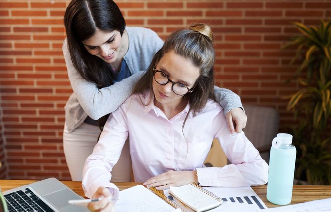 Freundschaften am Arbeitsplatz können Risiken bergen, so Wissenschaftlerinnen und Wissenschaftler der Uni Hohenheim (Symbolbild).<span class='image-autor'>Foto: imago/Westend61/Valentina Barreto</span>