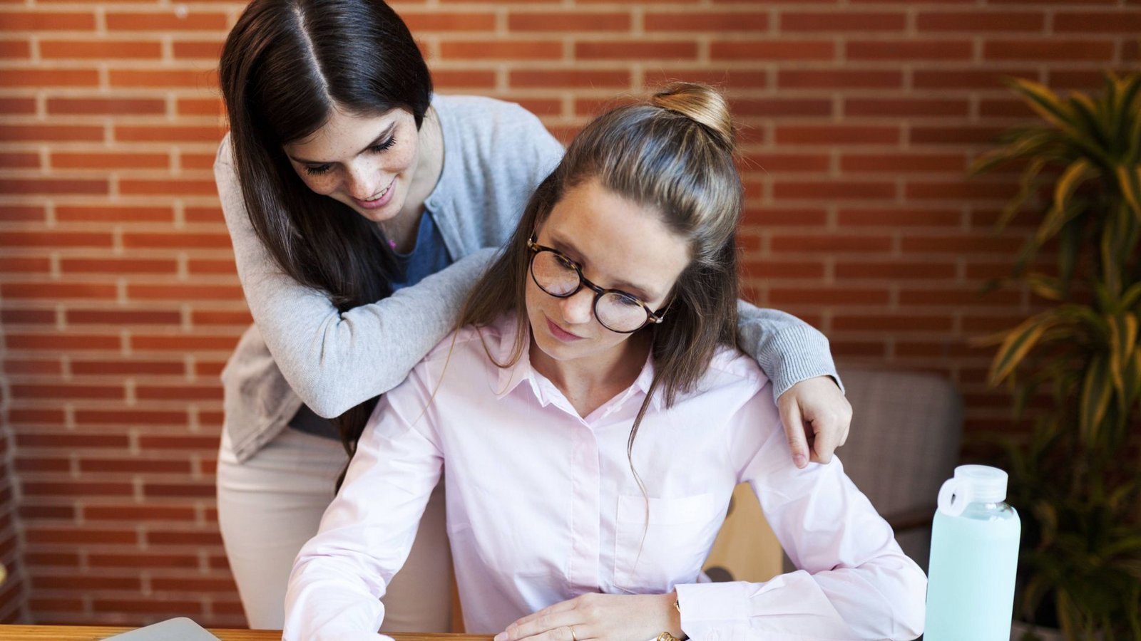 Freundschaften am Arbeitsplatz können Risiken bergen, so Wissenschaftlerinnen und Wissenschaftler der Uni Hohenheim (Symbolbild).Foto: imago/Westend61/Valentina Barreto
