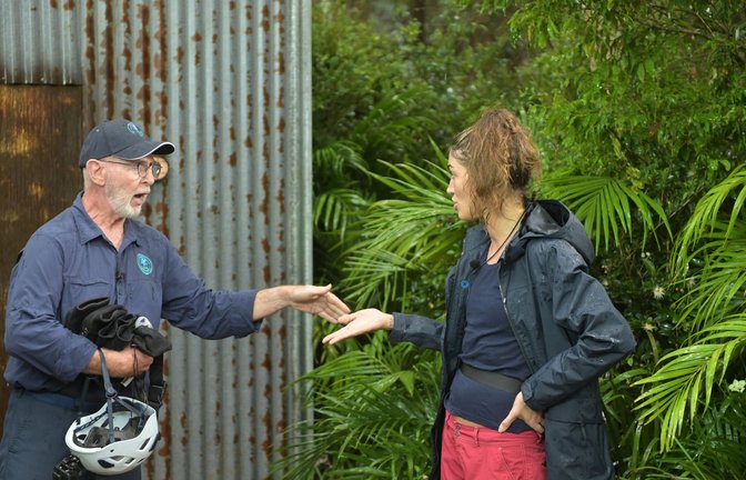 Dr. Bob spricht vor der Dschungelprüfung mit Tessa Bergmeier.<span class='image-autor'>Foto: Stefan Thoyah/RTL/dpa</span>