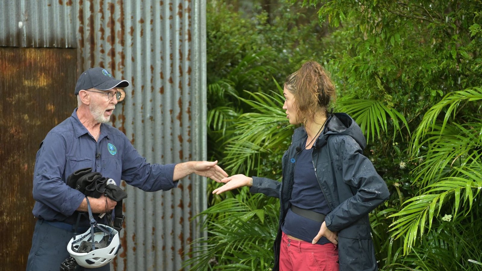 Dr. Bob spricht vor der Dschungelprüfung mit Tessa Bergmeier.Foto: Stefan Thoyah/RTL/dpa