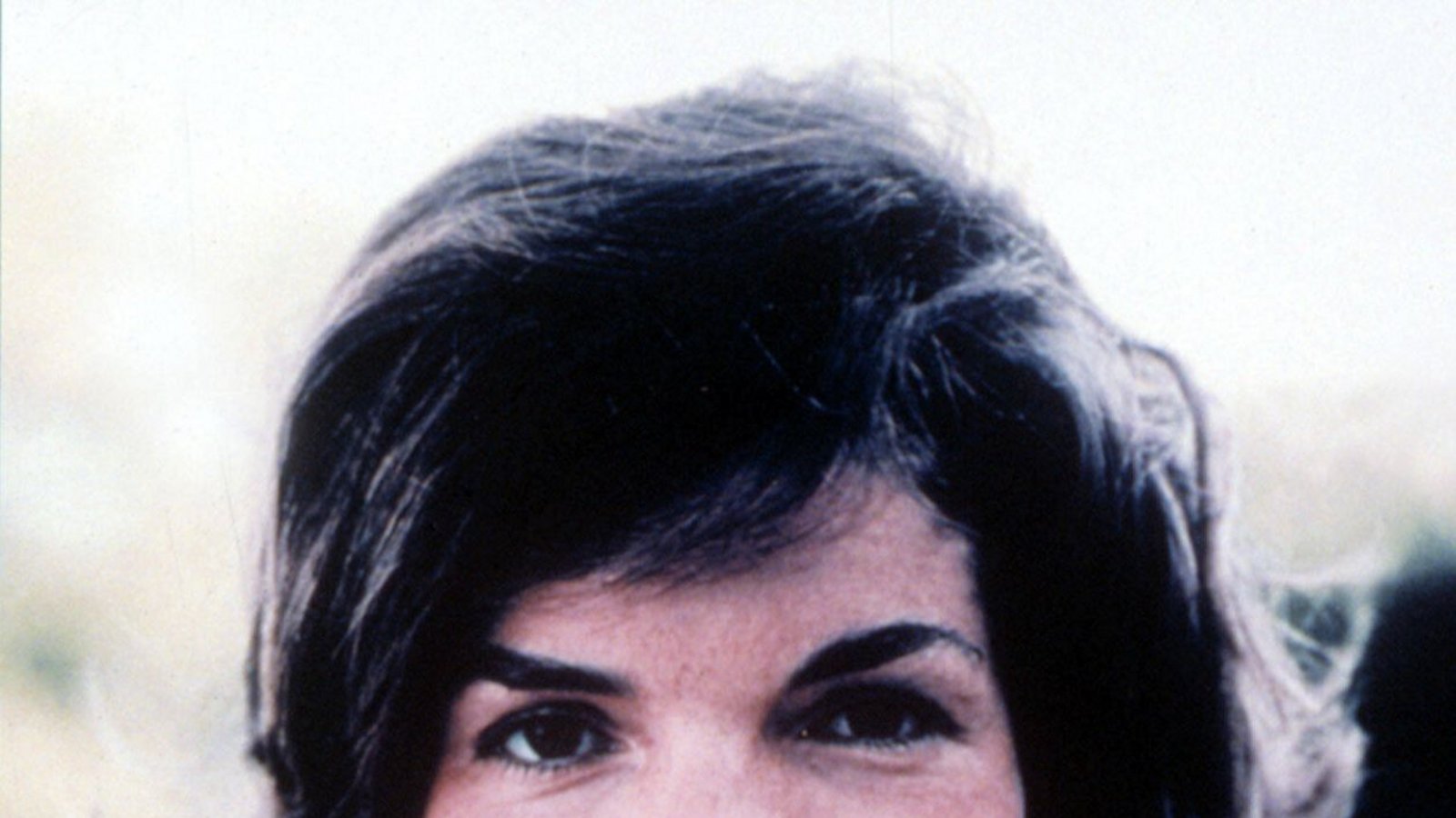 Jacqueline Kennedy (First Lady von 1961 bis 1963): Nur drei Jahre war Jackie First Lady der USA – und prägte die USA doch wie kaum eine andere. Sie holte die Kultur ins Weiße Haus und öffnete es für das amerikanische Volk: So zeigte sie den Amtssitz in einer TV-Dokumentation. Die Tragik ihres Lebens machte sie unvergessen: Ihr Mann John F. Kennedy wurde mit nur 46 Jahren bei einem Attentat getötet.Foto: imago images / Everett Collection