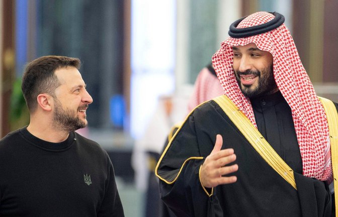 Nach einem Besuch beim saudischen Kronprinz Mohammed bin Salman (r) wird Wolodymyr Selenskyj heute in Albanien zu Gesprächen erwartet.<span class='image-autor'>Foto: Uncredited/Saudi Press Agency/dpa</span>