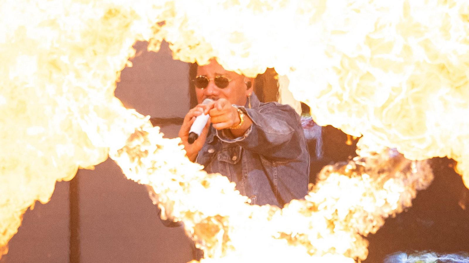 Rapper Apache 207 kündigt für nächstes Jahr eine Arena-Tour in 12 Städten an.Foto: Hannes P. Albert/dpa Rapper Apache 207 kündigt für nächstes Jahr eine Arena-Tour in 12 Städten an.Foto: Hannes P. Albert/dpa