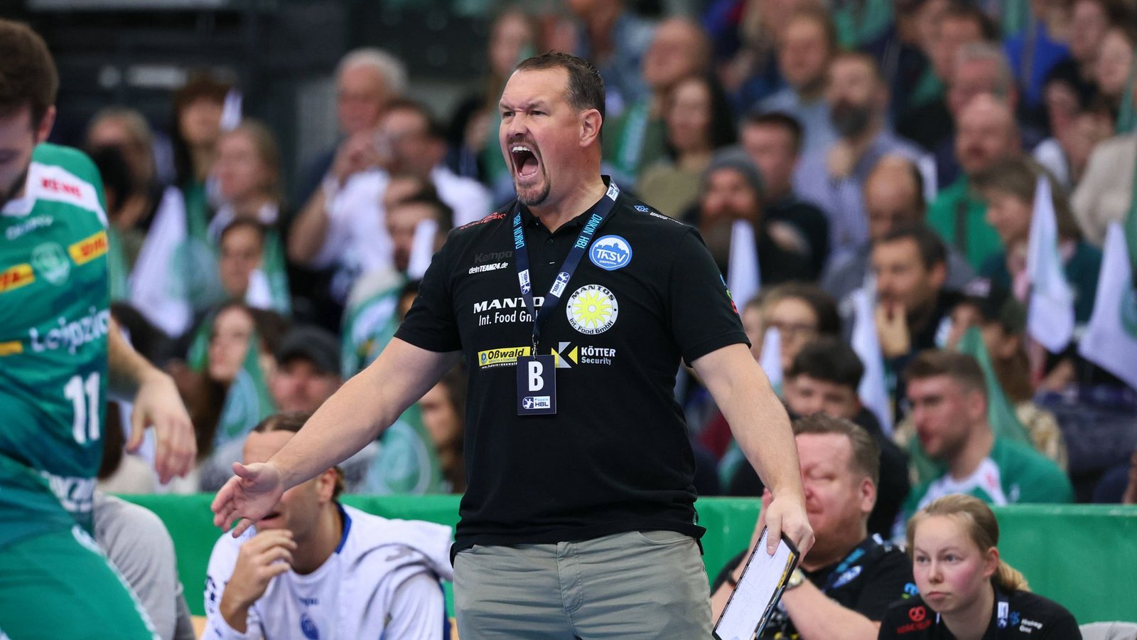 Eisenachs Trainer Misha Kaufmann zeigt an der Seitenlinie viele Emotionen  – auch beim 36:31-Sieg am Donnerstag in Leipzig.Foto: IMAGO/Picture Point/IMAGO/Fotograf