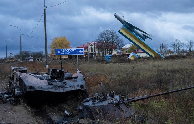 Ein zerstörtes gepanzertes Fahrzeug steht am Rand eines Feldes in Cherson im Süden der Ukraine.<span class='image-autor'>Foto: Bernat Armangue/AP/dpa</span>
