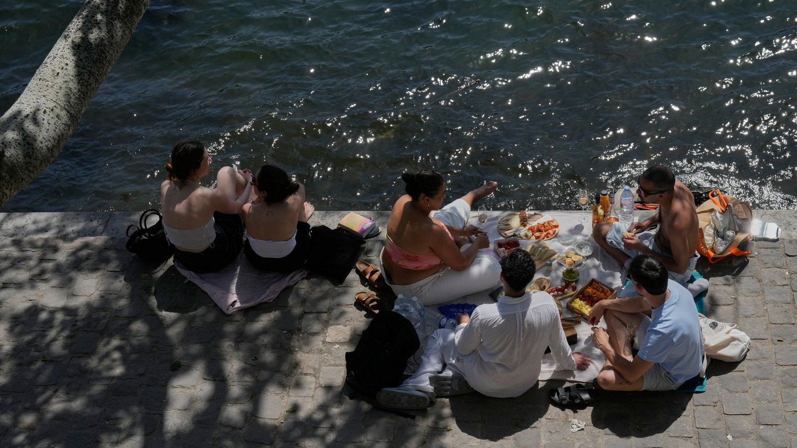 Angesichts der Hitzewelle hat Frankreich die Bevölkerung zur Vorsicht aufgerufen.Foto: Michel Euler/AP/dpa Angesichts der Hitzewelle hat Frankreich die Bevölkerung zur Vorsicht aufgerufen.Foto: Michel Euler/AP/dpa