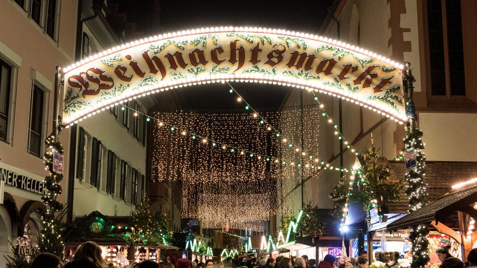Vorweihnachtliche Stimmung am Abend in der Freiburger Altstadt.Foto: dpa/Patrick Seeger