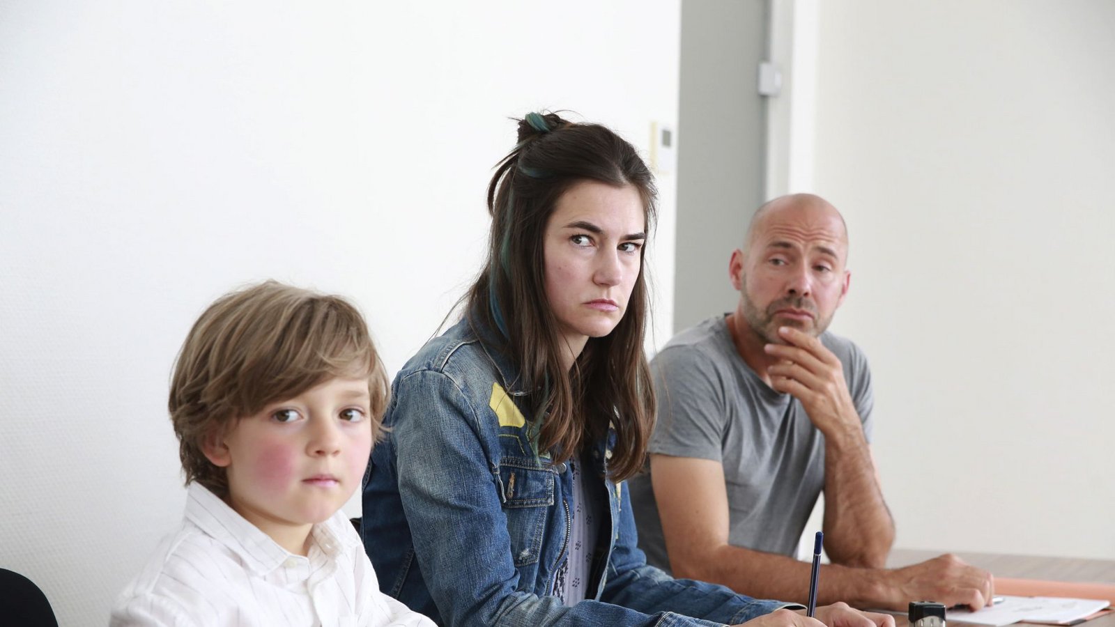 Die Sache vor dem Familiengericht läuft für Eva Hütter (Nadine Dubois) nicht gut. Gleich wird ihr das Sorgerecht für ihren Sohn  Benjamin (Lio Vonnemann, li.) abgesprochen.Foto: HR/Senator Film/Dietrich Brüggem