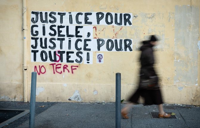 „Gerechtigkeit für Gisèle – Gerechtigkeit für alle“ haben Unbekannte auf eine Wand in der Nähe des Justizgebäudes von Avignon geschrieben.<span class='image-autor'>Foto: AFP/CLEMENT MAHOUDEAU</span>