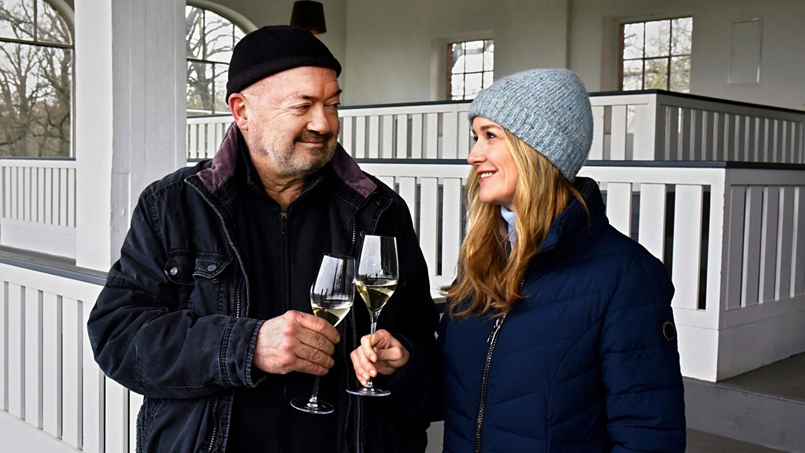 Otto (Florian Martens) lässt sich von seiner Kollegin Linett (Stefanie Stappenbeck) zum Dienstjubiläum gratulierenFoto: ZDF/Katrin Knoke Otto (Florian Martens) lässt sich von seiner Kollegin Linett (Stefanie Stappenbeck) zum Dienstjubiläum gratulierenFoto: ZDF/Katrin Knoke