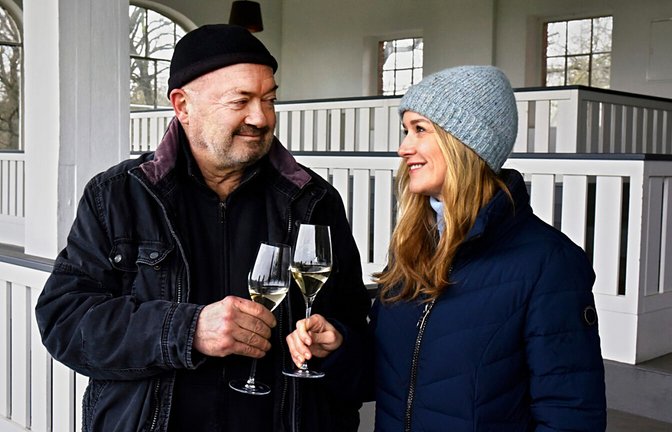 Otto (Florian Martens) lässt sich von seiner Kollegin Linett (Stefanie Stappenbeck) zum Dienstjubiläum gratulieren<span class='image-autor'>Foto: ZDF/Katrin Knoke</span>
