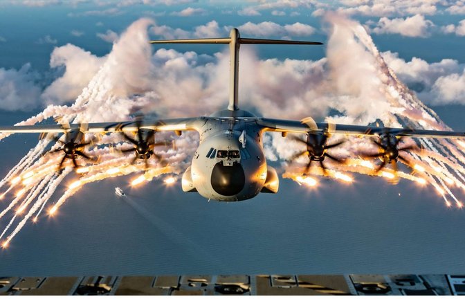 Während eines Trainingsfluges über der Ostsee verschießt ein A400M Hitzetäuschkörper (sogenannte Flares). Sie dienen der Abwehr von Waffen, die ihr Ziel über Hitzequellen ansteuern.<span class='image-autor'>Foto: Bundeswehr/Francis /Hildemann</span>