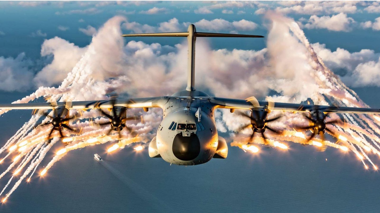 Während eines Trainingsfluges über der Ostsee verschießt ein A400M Hitzetäuschkörper (sogenannte Flares). Sie dienen der Abwehr von Waffen, die ihr Ziel über Hitzequellen ansteuern.Foto: Bundeswehr/Francis /Hildemann Während eines Trainingsfluges über der Ostsee verschießt ein A400M Hitzetäuschkörper (sogenannte Flares). Sie dienen der Abwehr von Waffen, die ihr Ziel über Hitzequellen ansteuern.Foto: Bundeswehr/Francis /Hildemann