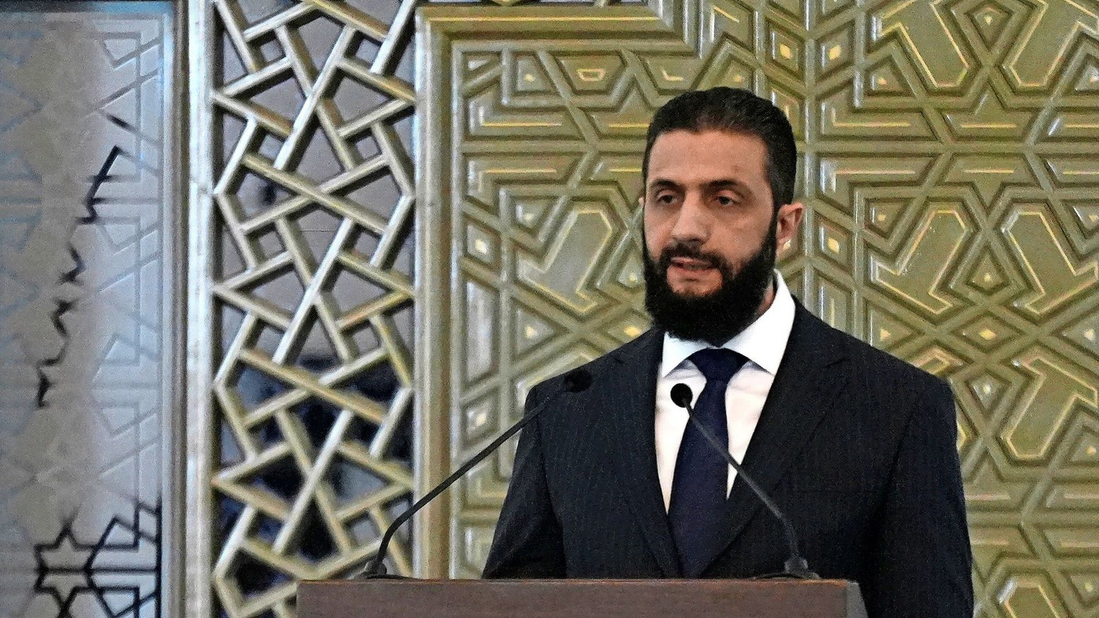Ahmed al-Scharaa, Präsident von Syrien, spricht während der Zeremonie zur Bekanntgabe der neuen syrischen Regierung im Palast des Volkes.Foto: Moawia Atrash/dpa/Moawia Atrash