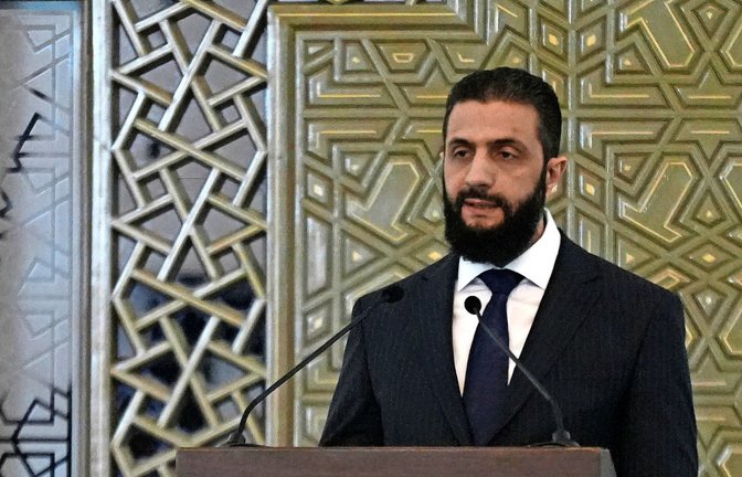 Ahmed al-Scharaa, Präsident von Syrien, spricht während der Zeremonie zur Bekanntgabe der neuen syrischen Regierung im Palast des Volkes.<span class='image-autor'>Foto: Moawia Atrash/dpa/Moawia Atrash</span>