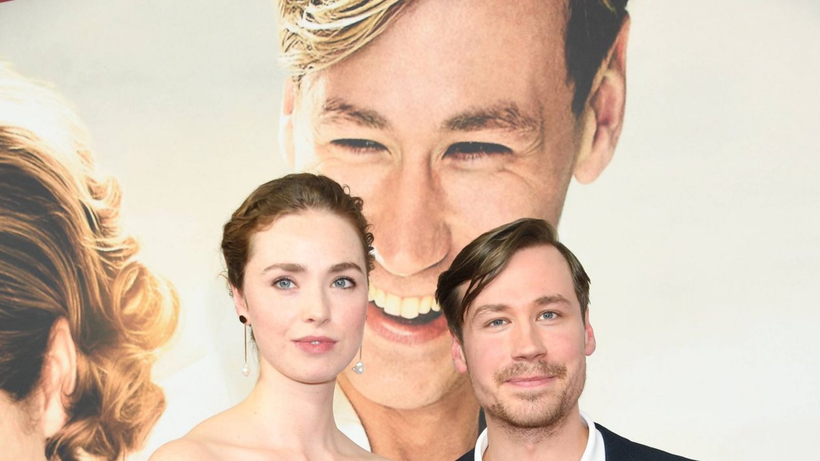 Der 2019 erschienene Spielfilm „Trautmann“ handelt von dem deutschen Soldaten Bert Trautmann, der nach seiner Gefangennahme in ein britisches Lager inhaftiert wird. Bei einem Elfmeterschießen im Hof wird ein Fußballtrainer auf das Talent von Trautmann aufmerksam und lädt ihn ein, für seine Mannschaft zu spielen. Durch starke Leistungen schafft es der Torwart schließlich bis in die erste englische Liga. Bei Manchester City erlangt der Deutsche Legendenstatus, als er trotz eines Genickbruchs weiterspielt. Bei all seinem sportlichen Erfolg holt Trautmann aber immer wieder seine Vergangenheit als deutscher Soldat ein. Filmlänge: 120 Minuten. Verfügbar bei Wow und Sky Go.Foto: www.imago-images.de Der 2019 erschienene Spielfilm „Trautmann“ handelt von dem deutschen Soldaten Bert Trautmann, der nach seiner Gefangennahme in ein britisches Lager inhaftiert wird. Bei einem Elfmeterschießen im Hof wird ein Fußballtrainer auf das Talent von Trautmann aufmerksam und lädt ihn ein, für seine Mannschaft zu spielen. Durch starke Leistungen schafft es der Torwart schließlich bis in die erste englische Liga. Bei Manchester City erlangt der Deutsche Legendenstatus, als er trotz eines Genickbruchs weiterspielt. Bei all seinem sportlichen Erfolg holt Trautmann aber immer wieder seine Vergangenheit als deutscher Soldat ein. Filmlänge: 120 Minuten. Verfügbar bei Wow und Sky Go.Foto: www.imago-images.de