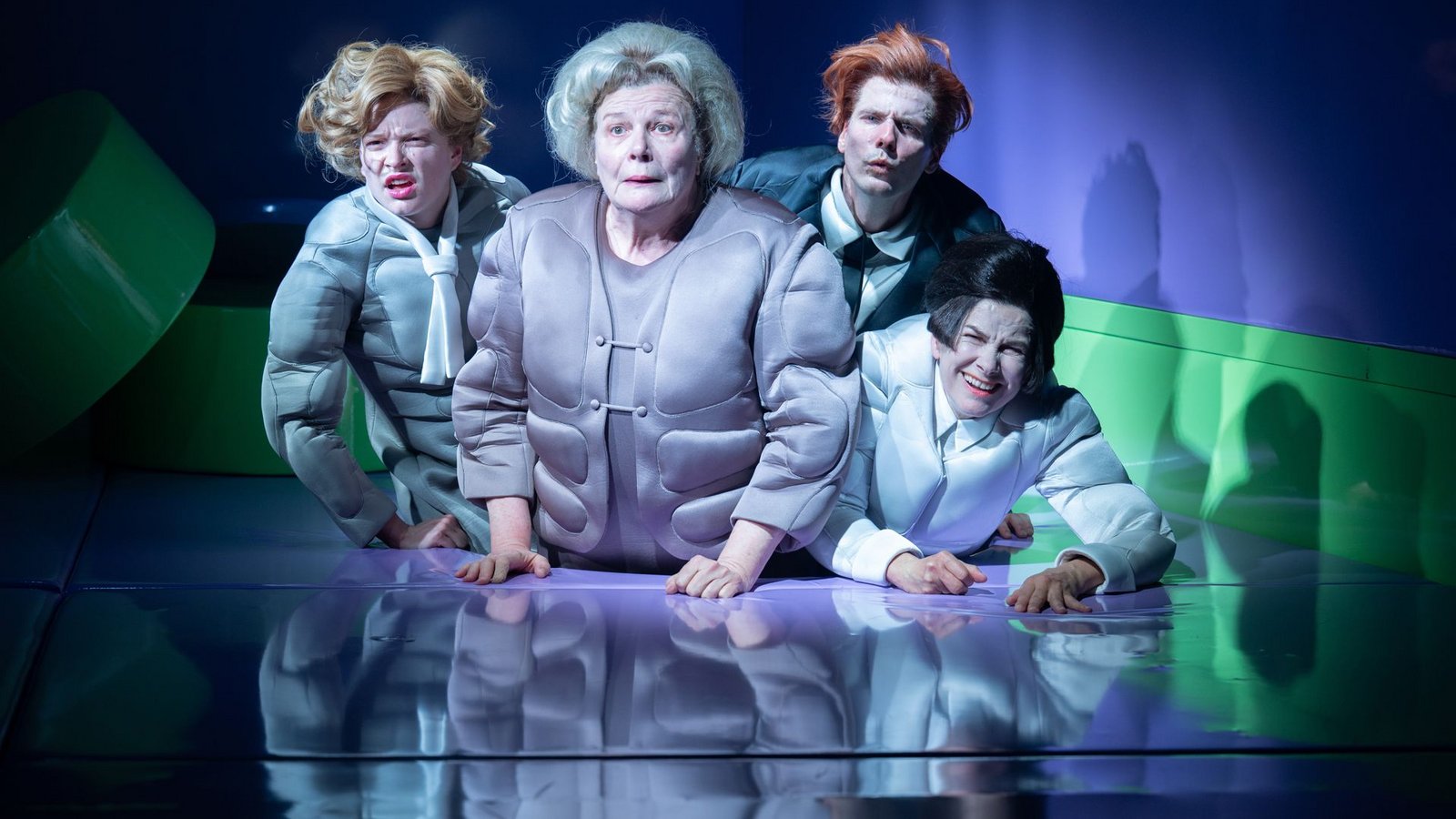 Kein Abend über Politiker: Pauline Großmann, Anke Schubert, Felix Strobel und Sylvana Krappatsch in „Die Politiker“Foto: Björn Klein Kein Abend über Politiker: Pauline Großmann, Anke Schubert, Felix Strobel und Sylvana Krappatsch in „Die Politiker“Foto: Björn Klein