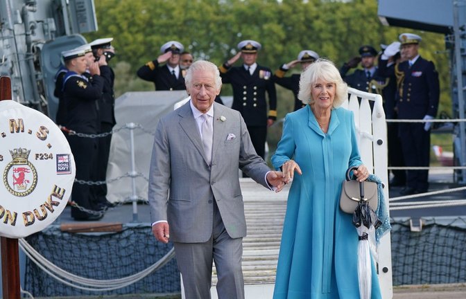 König Charles III. und Königin Camilla stehen auf dem Flugdeck der HMS Iron Duke in Bordeaux.<span class='image-autor'>Foto: Yui Mok/PA Wire/dpa</span>