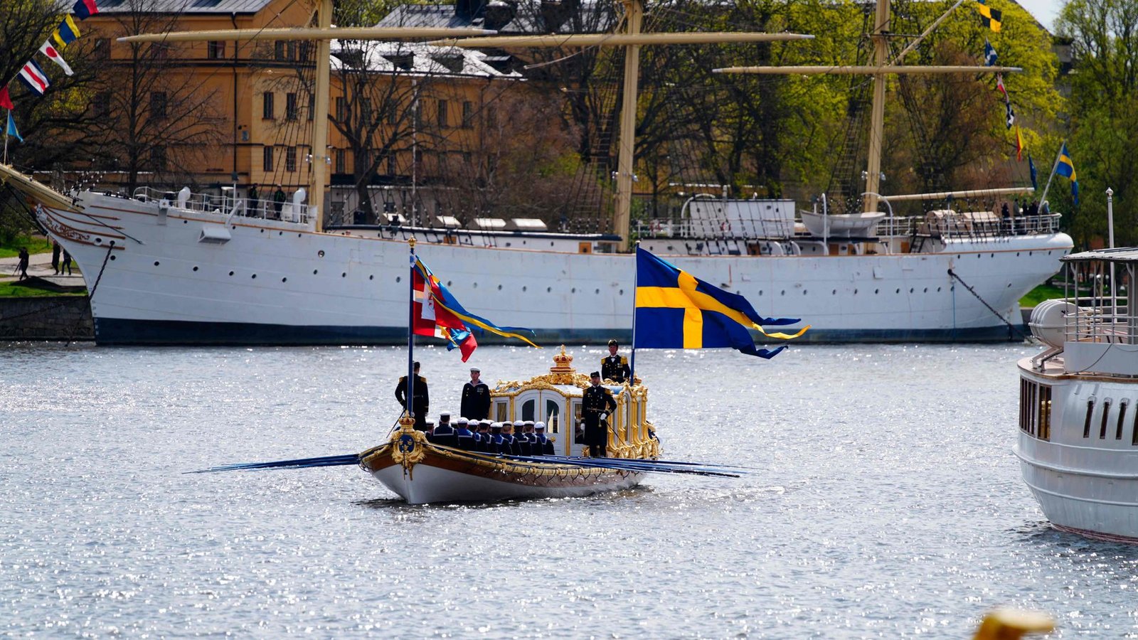 Die Dänen wurden in der goldenen Barke Vasaorden  zum Schloss gerudert.Foto: AFP/IDA MARIE ODGAARD